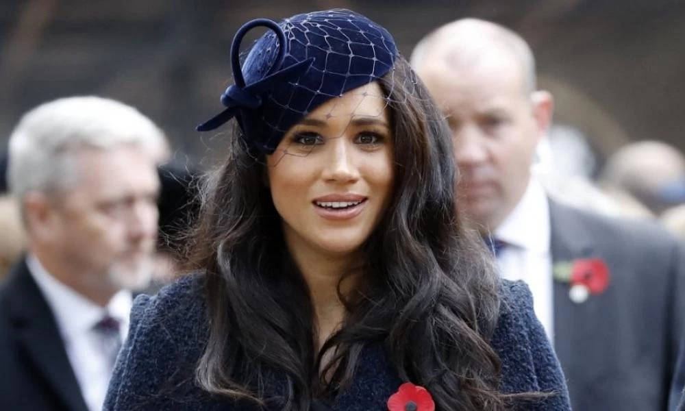 Η Μ. Μαρκλ παρακολουθεί την κηδεία του Φίλιππου από το σπίτι της